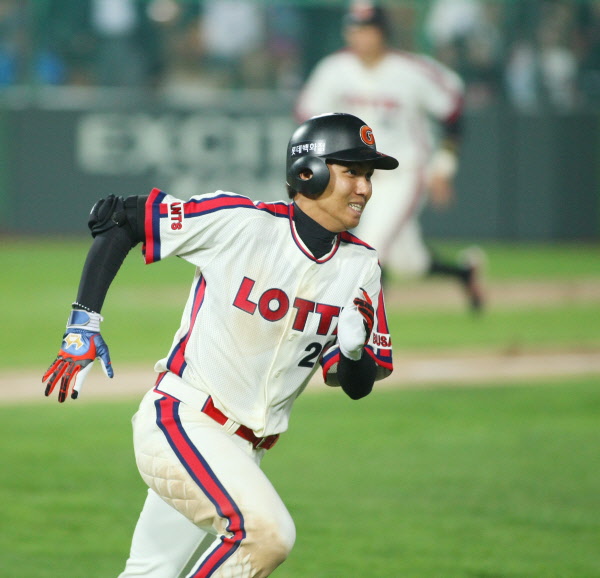 김문호선수의 동점 적시타